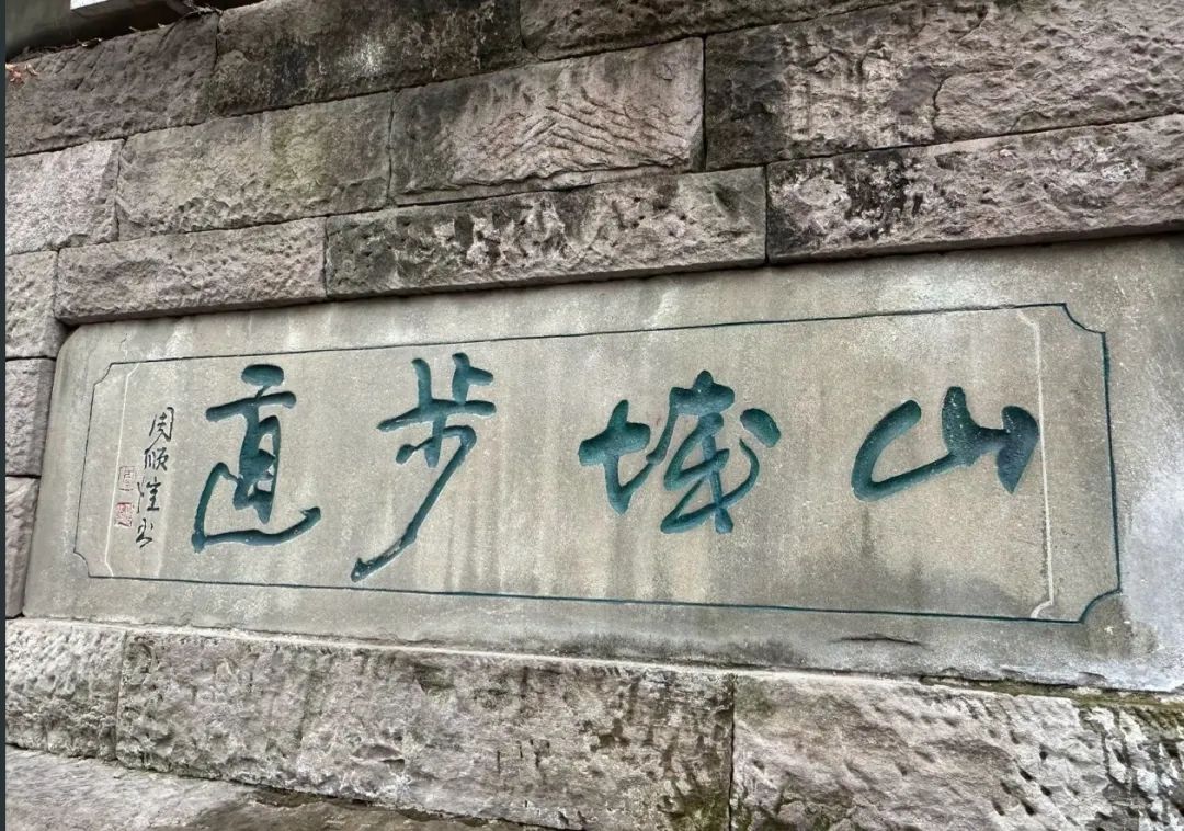 DƬ